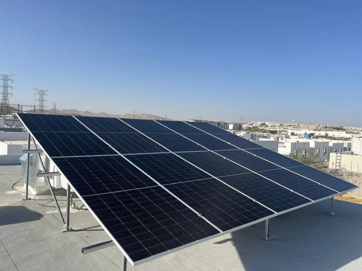 Arreglo de paneles solares sobre estructura inclinada en azotea plana con cielo despejado